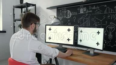 多任务业务连接绿色屏幕。 男人用两台电脑和一台平板电脑，都有绿色的屏幕。 20s4k